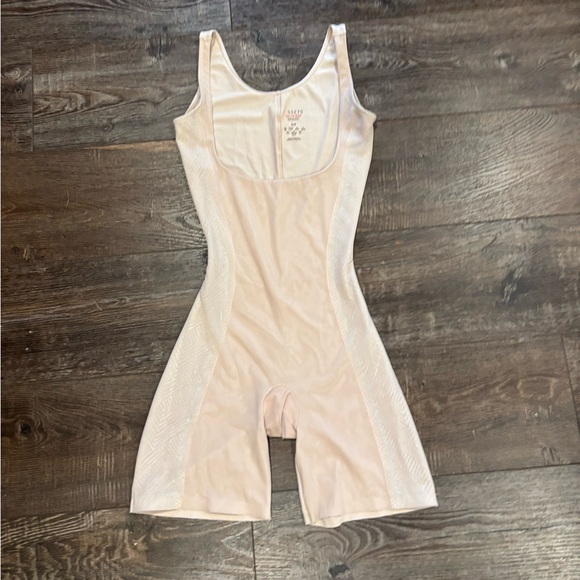 Assets by Spanx Shapewear - Picture 1 of 6